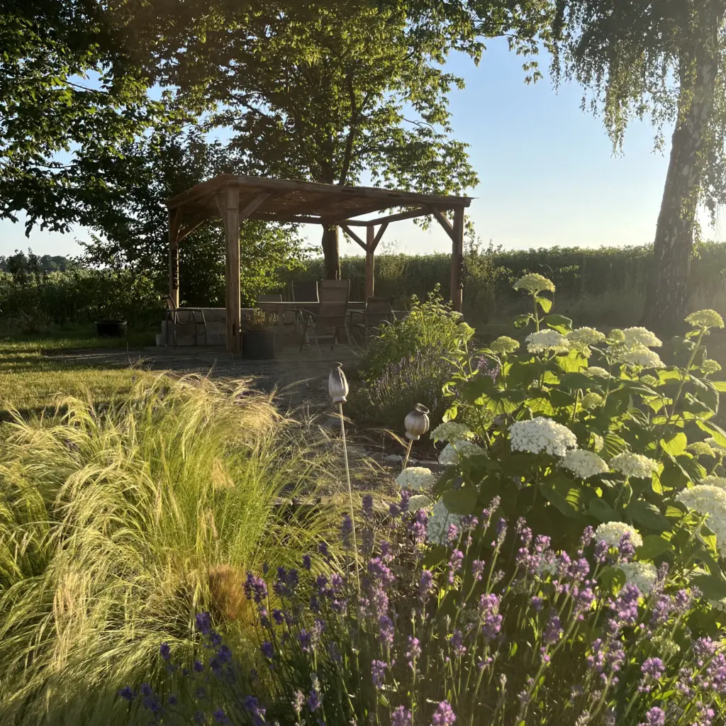 Gartengestaltung von Gartenbau Bachmann mit Blumen und Pavillion